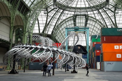 Una serpiente gigante devora el Grand Palais de Pars