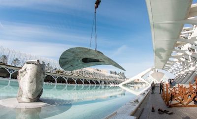Comienza el traslado de 'La Pamela' de Manolo Valdés a 'La Marina de València'.