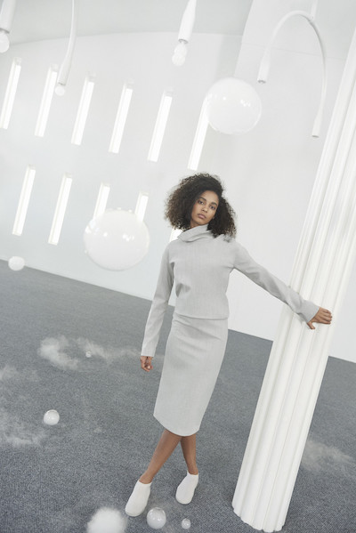 COS y Studio Swine se adelantan a la primavera con una obra de arte.