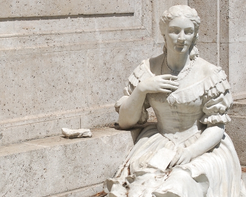 As qued la estatua situada en el Paseo de la Castellana.